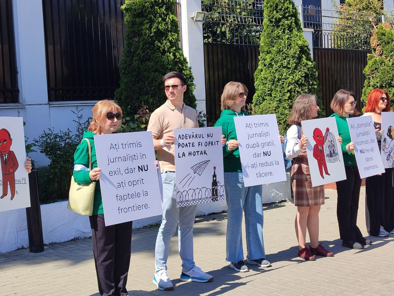 Флешмоб перед Посольством России в Международный день свободы прессы: «Правду нельзя остановить на границе»