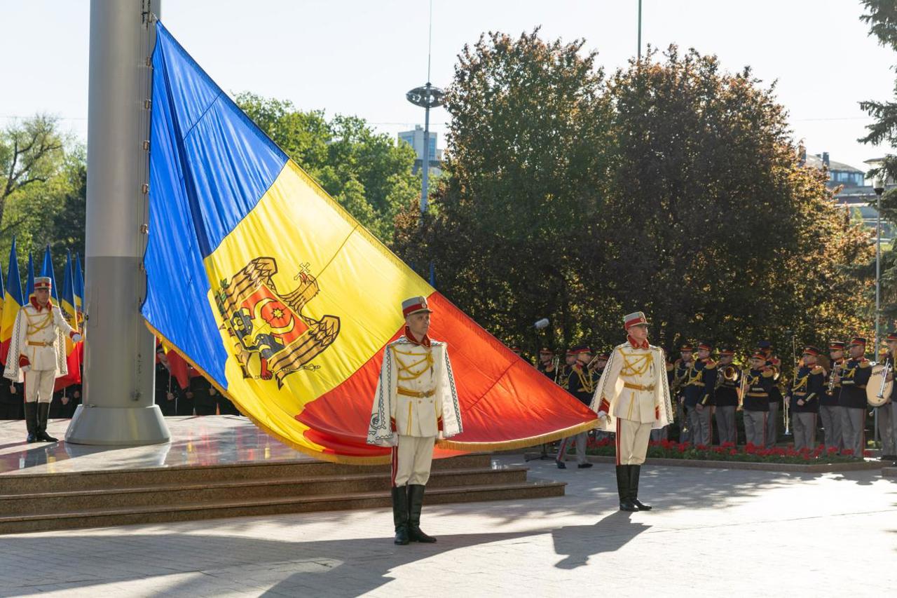 „Trei culori și-o singură ființă”: 27 aprilie 1990 – ziua în care tricolorul s-a întors acasă