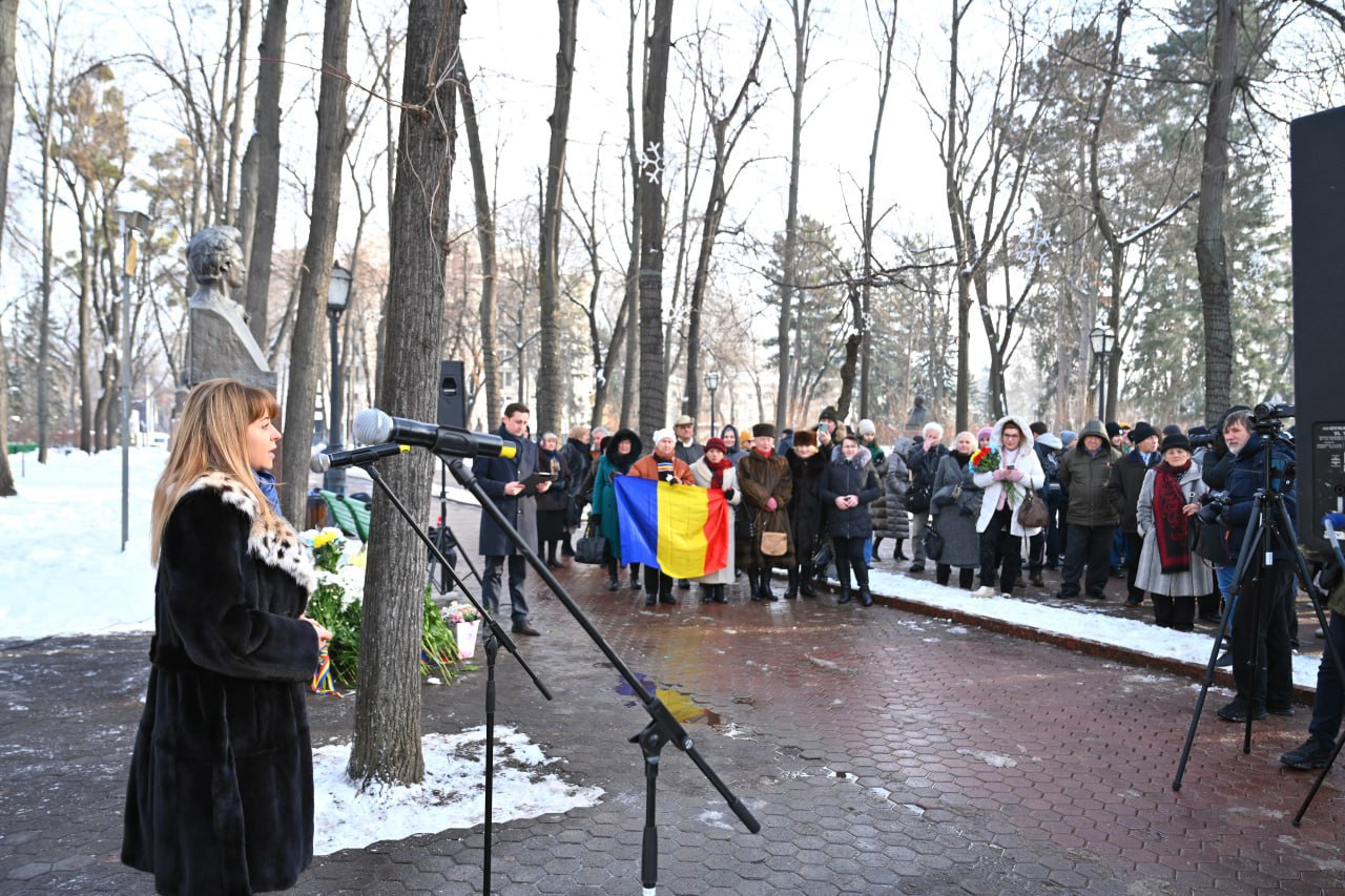 На Аллее Классиков в парке "Штефан чел Маре" состоялось мероприятие, посвященное памяти великого поэта Михая Эминеску