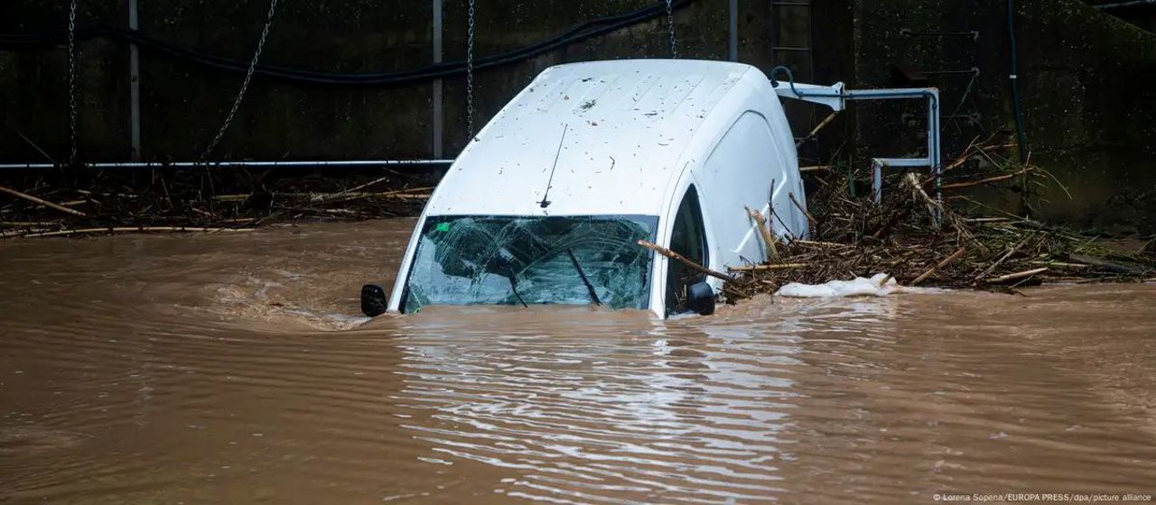 Inundații severe în nord-estul Spaniei: două persoane dispărute și trafic feroviar întrerupt din cauza ploilor torențiale