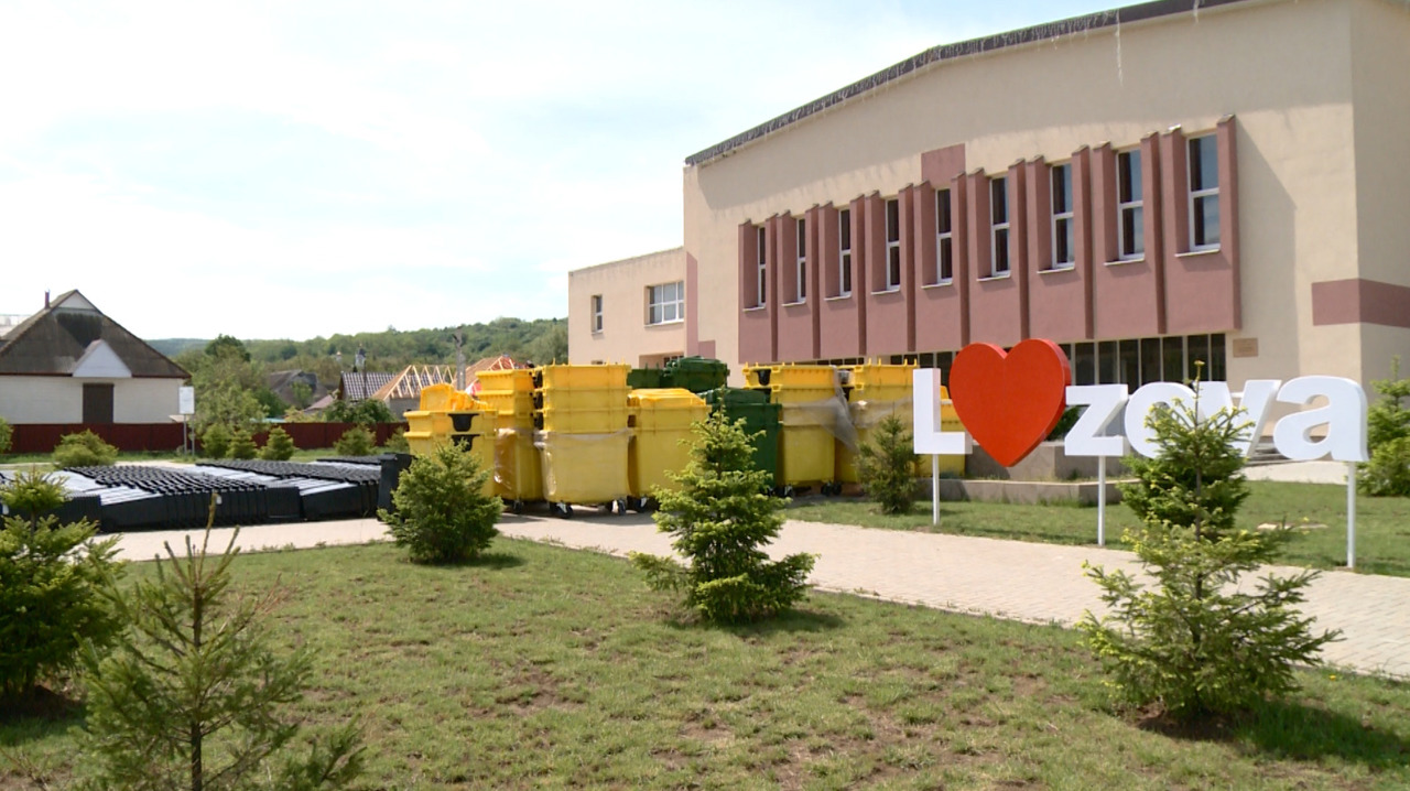 Pubele pentru gospodăriile din Lozova: în etapa următoare, localnicii vor sorta gunoiul