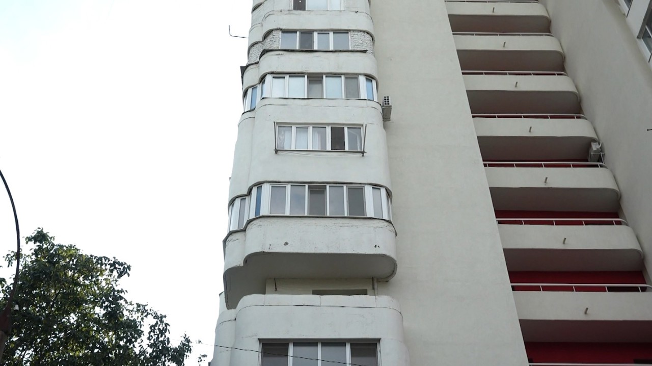 Locatarii celui mai înalt bloc din Bălți, nevoiți să urce pe scări: Ascensorul, instalat de 40 de ani, se defectează frecvent