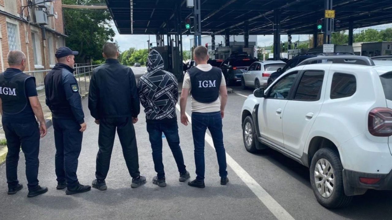 Запускали фейерверки на ходу: двух иностранцев выслали из Молдовы