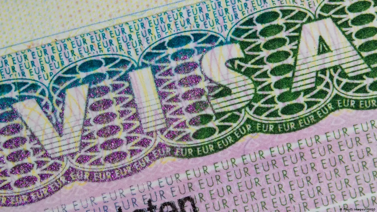 Lovitură pentru turiștii ruși: Slovacia suspendă vizele Schengen până la sfârșitul verii și anulează programările