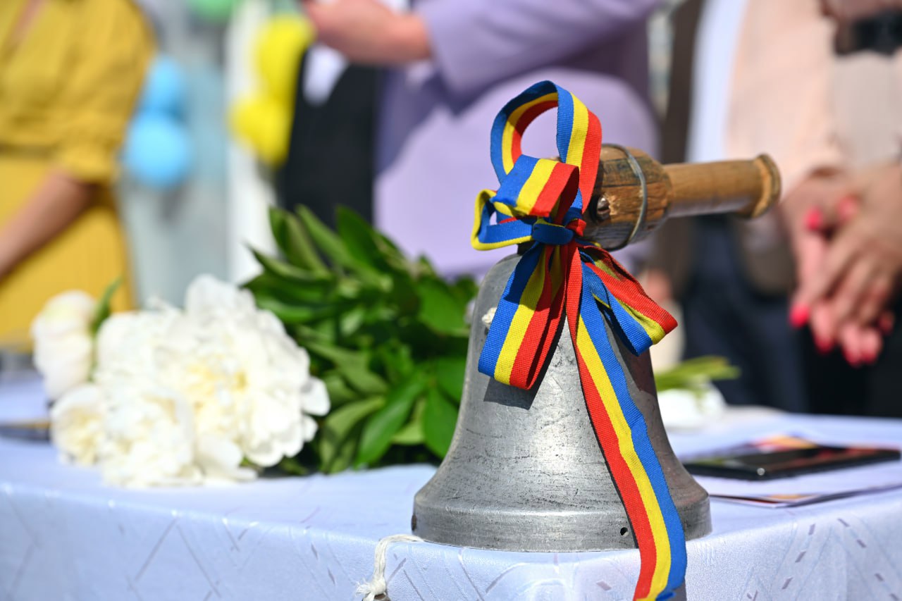În școlile din Republica Moldova a răsunat primul sunet de clopoțel: Prima zi de școală, cu emoții și baloane în culorile tricolorului, la Cojușna