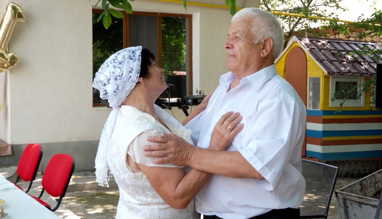 S-au regăsit după 45 de ani și s-au căsătorit: Povestea emoționantă a unui cuplu din țară