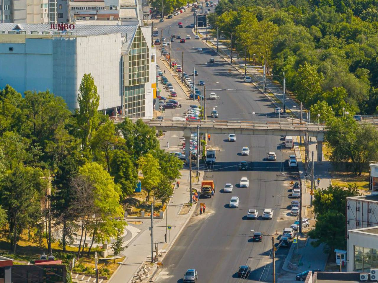 В Кишинёве на сутки перекрывают оживлённый участок бульвара Дечебал. Как изменится работа общественного транспорта?