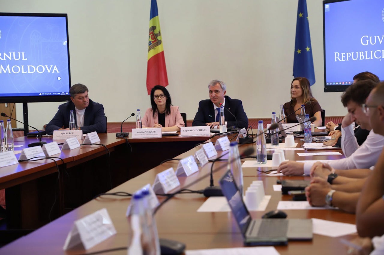 Sindicatele cer majorarea salariului minim la 8.700 de lei. Guvernul: Negocierile vor începe în toamnă
