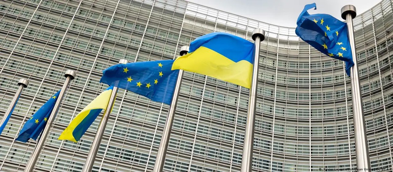 Steagurile UE și Ucrainei în fața sediului Comisiei Europene din Bruxelles