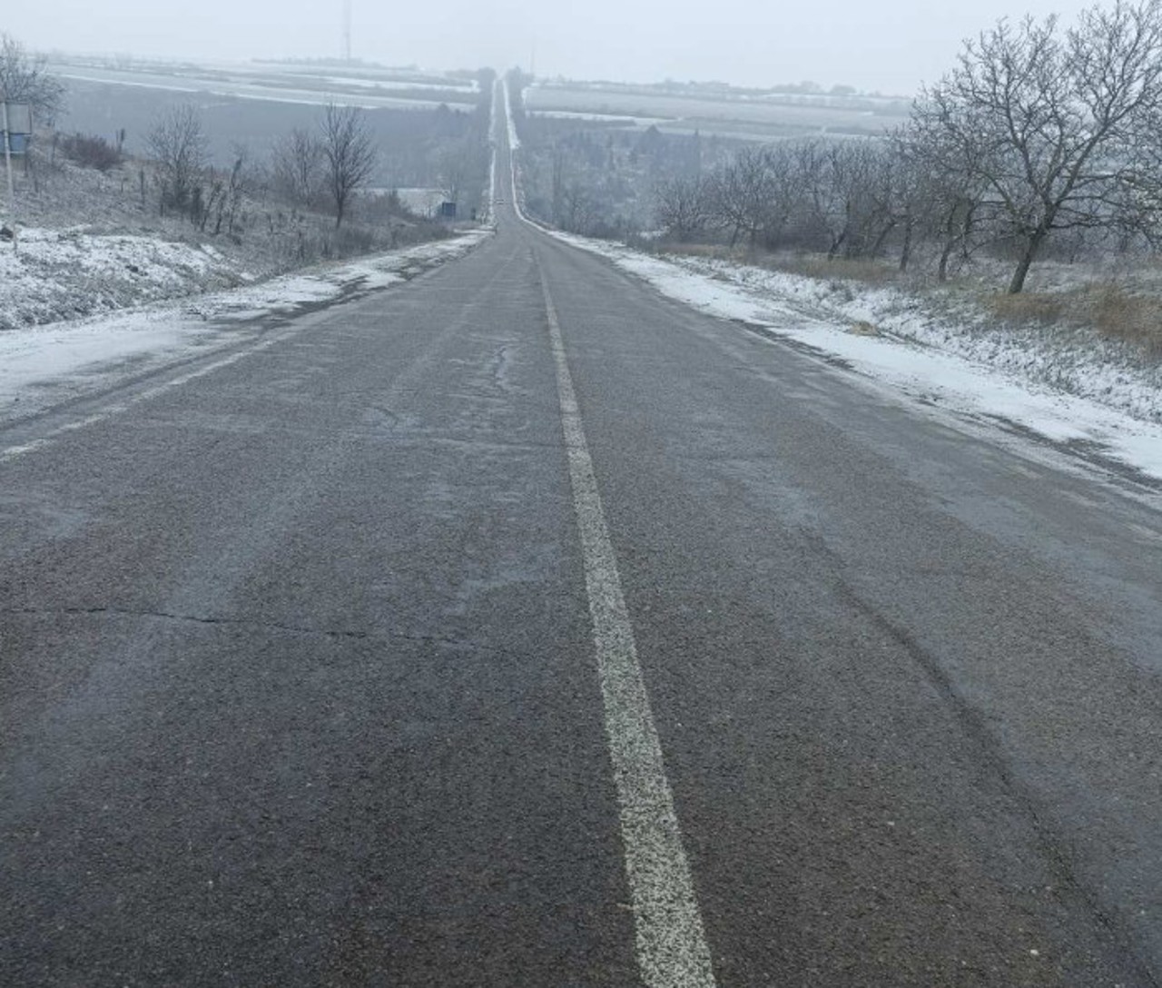 Atenție, ceață și lunecuș! Drumarii au intervenit în timpul nopții în peste 30 de raioane