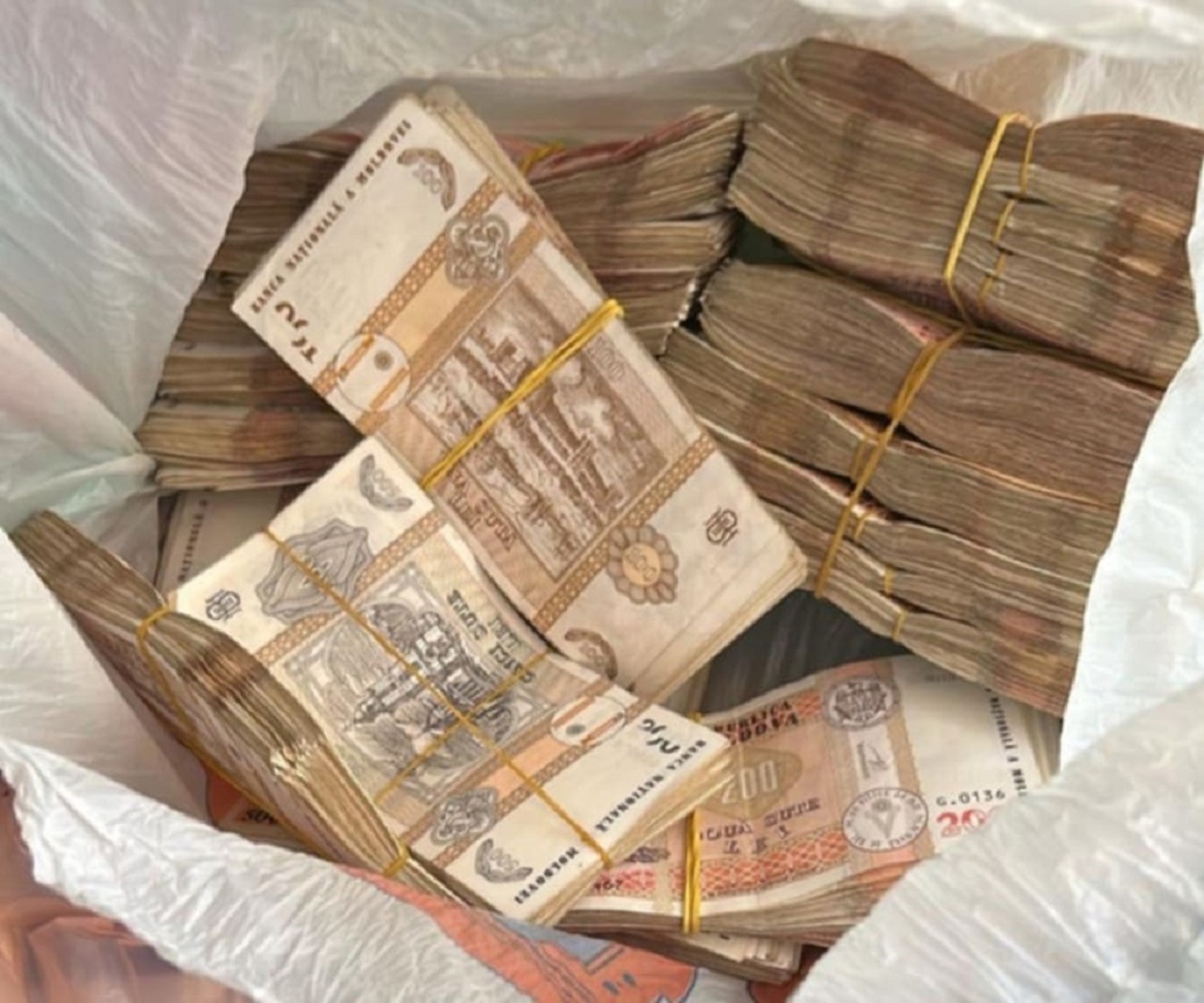 Percheziții la Edineț: cinci polițiști, cercetați pentru corupție