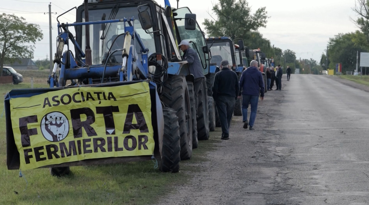 Protest cu utilaje agricole în raionul Basarabeasca. Fermierii cer menținerea TVA de 8%