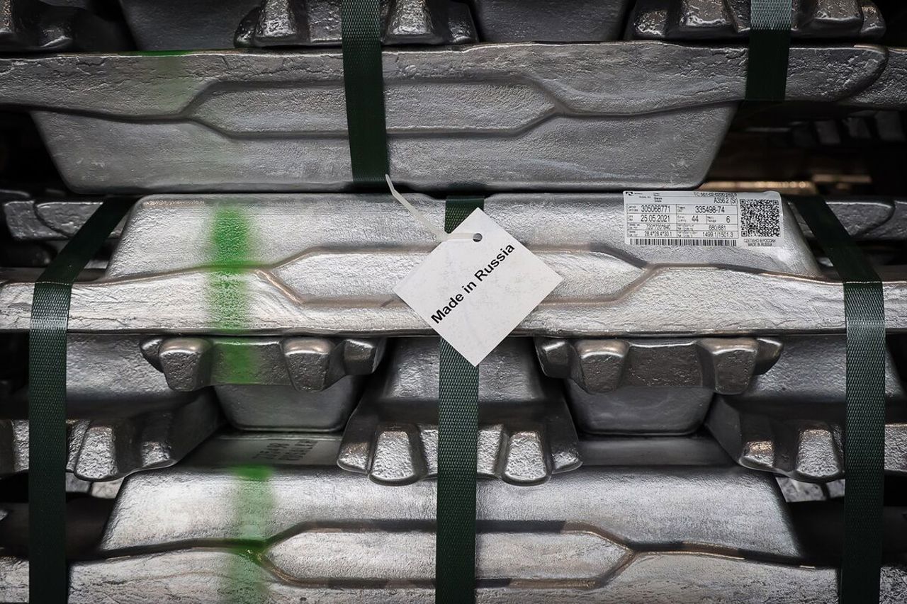Bloomberg / O etichetă „Fabricat în Rusia” pe o stivă de lingouri de aluminiu