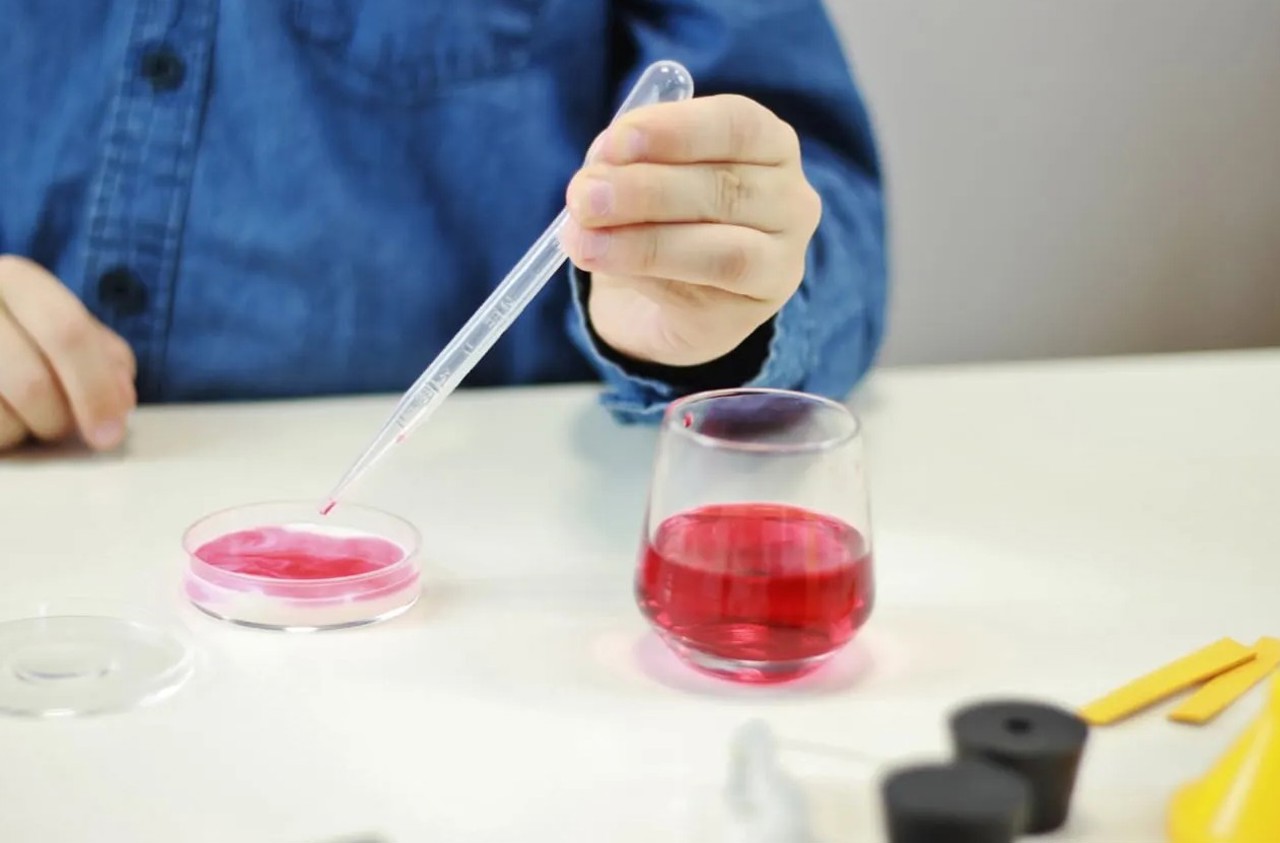 La Bălți, chimia devine o aventură pentru copii: Experimente și descoperiri la școala de vară