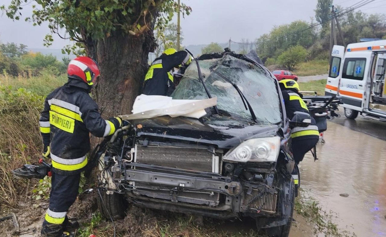 Two men injured after a car crashed into a tree in Causeni
