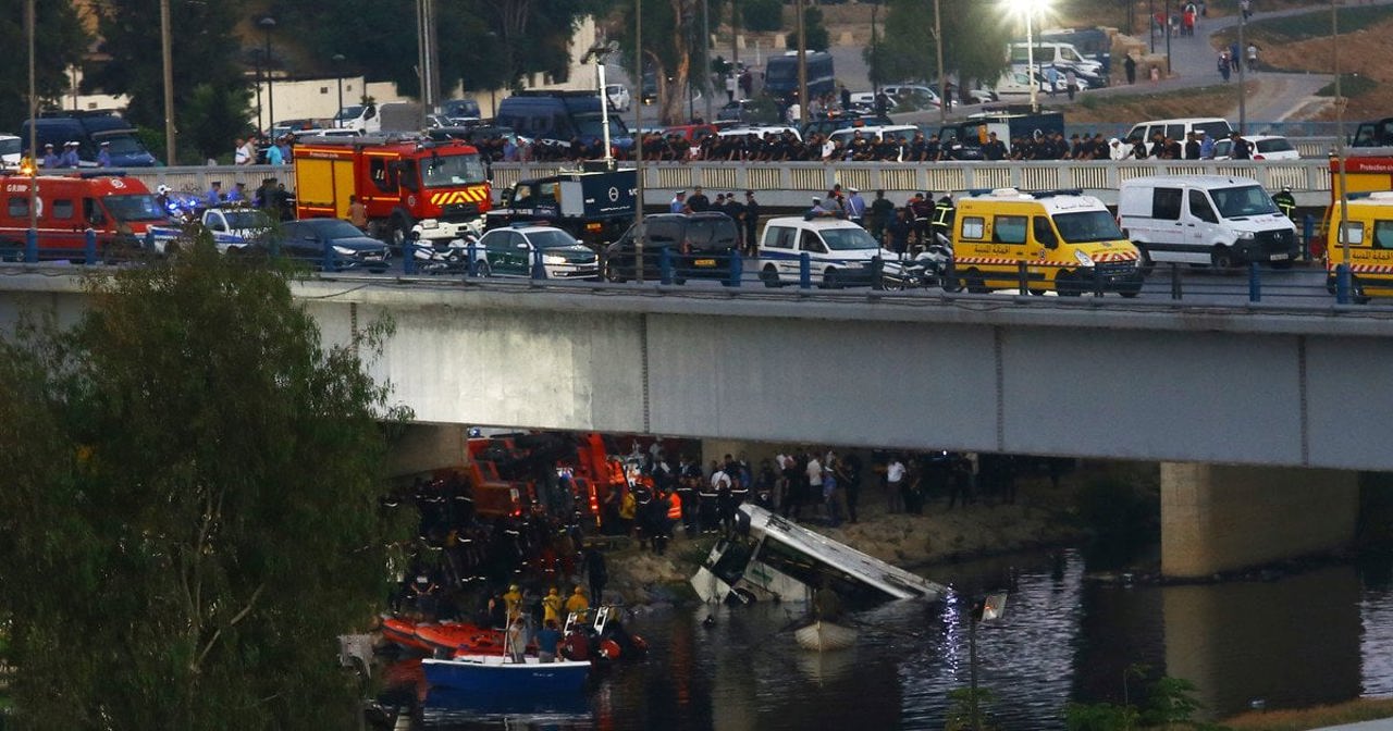 В Алжире пассажирский автобус упал с моста в реку: 18 погибших