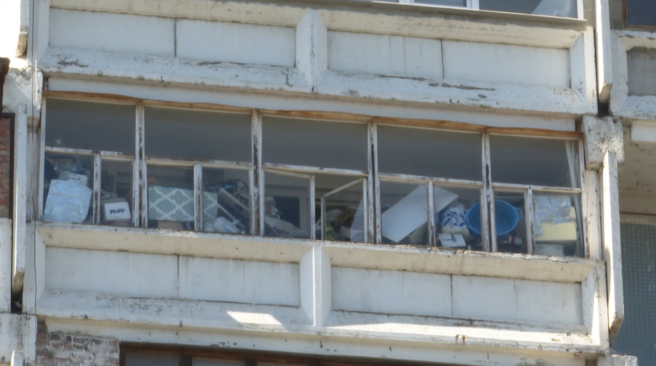 Coșmarul locatarilor unui bloc din sectorul Râșcani: Gândaci, miros insuportabil și un apartament transformat în rampă de gunoi