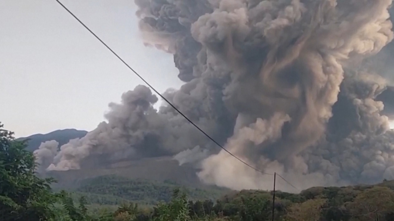 Erupție vulcanică în Indonezia: Lewotobi Laki-laki a aruncat un nor imens de cenușă