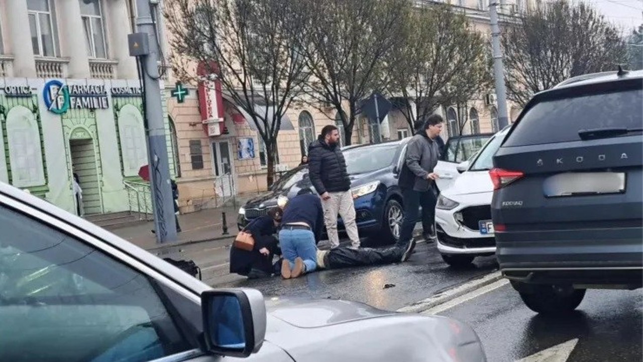 Telefonul și căștile pot pune pietonii în pericol. Avertismentul INSP