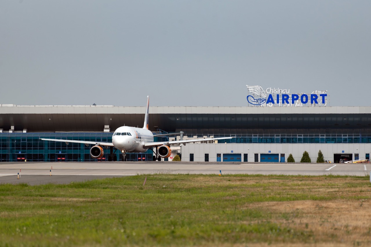 Companii din R. Moldova, interesate să preia alimentarea cu combustibil a Aeroportului Chișinău după retragerea Lukoil