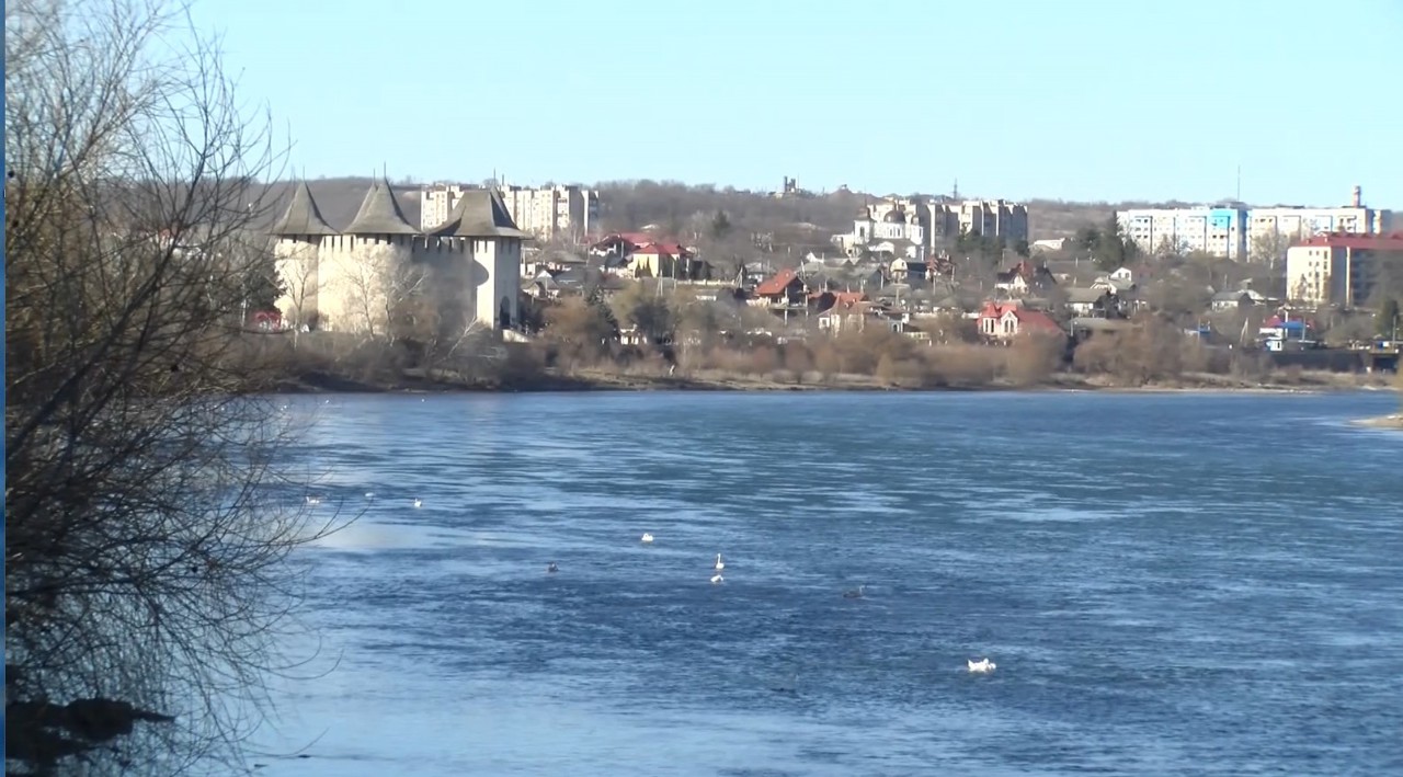 Petele de ulei de pe Nistru au ajuns la Soroca, pomparea apei, oprită: „Populația nu este în pericol”