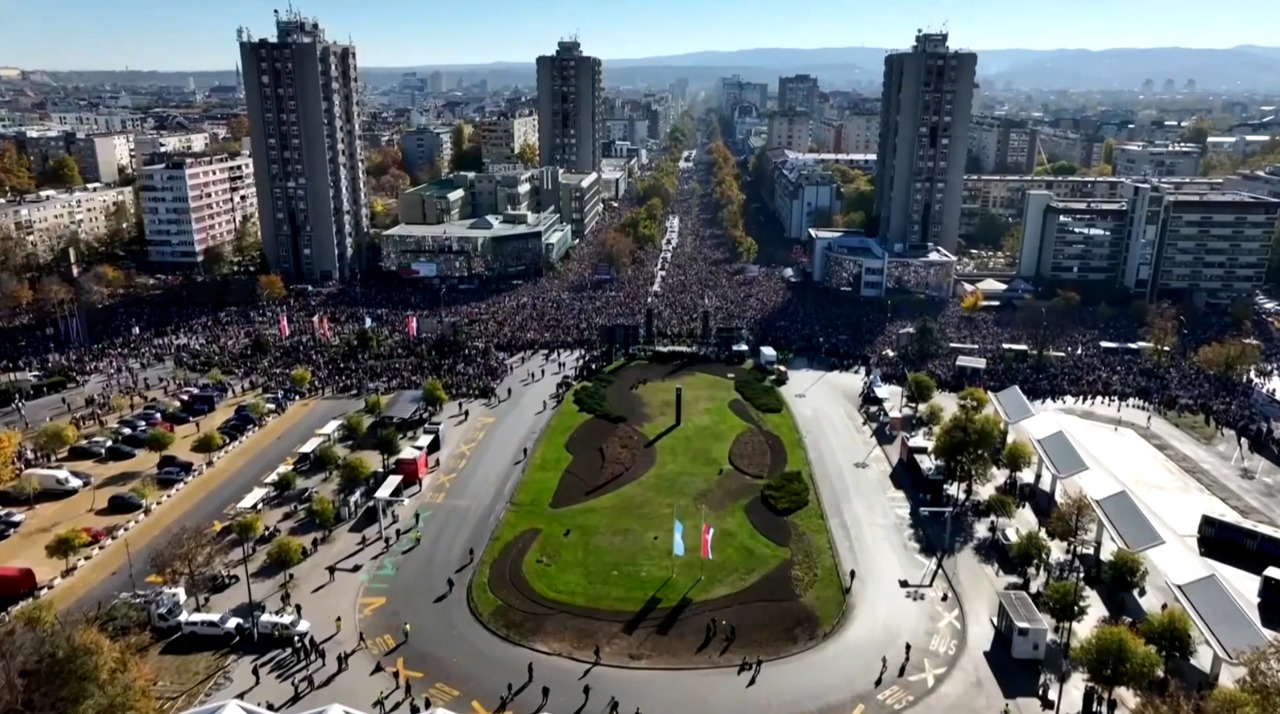 Serbia în stradă: Manifestații de amploare la un an de la tragedia din Novi Sad