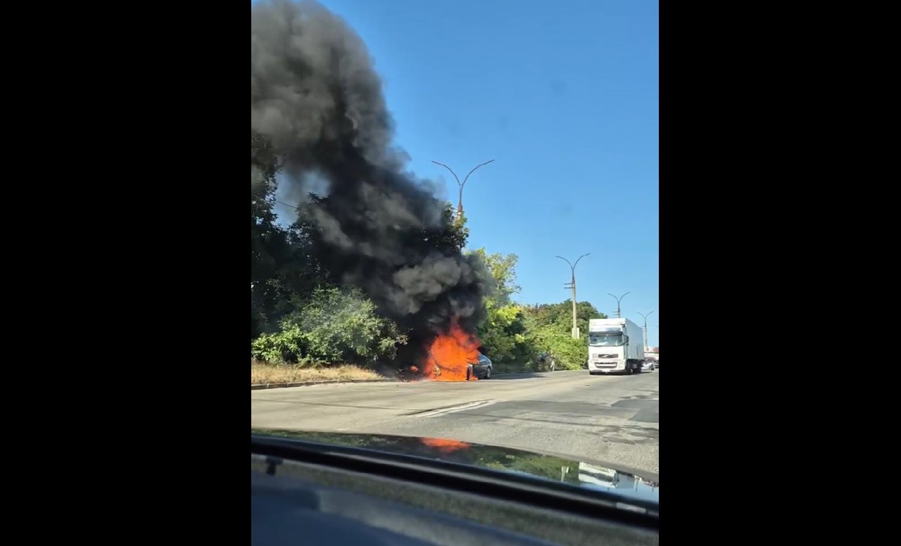 A car engulfed in flames on Bucovinei str. in Chisinau