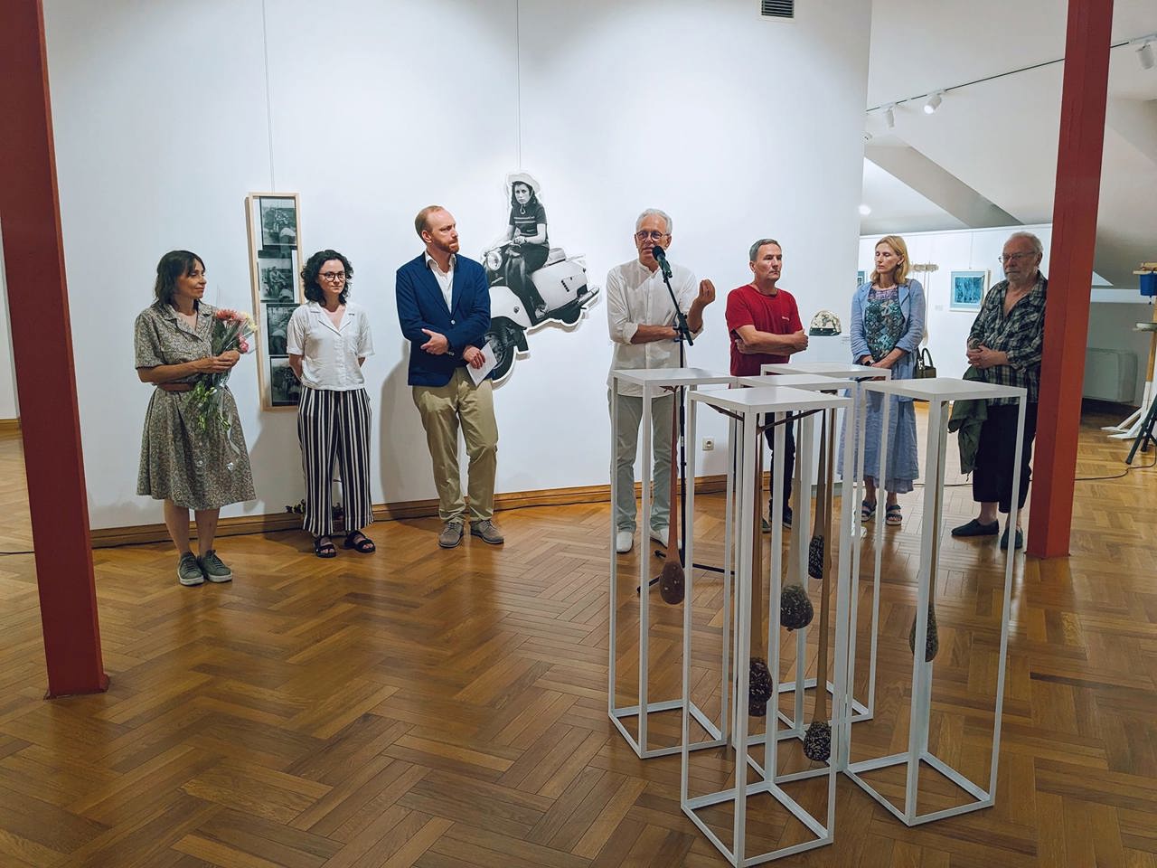 Conexiune între generații în cadrul unei expoziții mai puțin obișnuite inaugurate la Muzeul Național de Artă din capitală