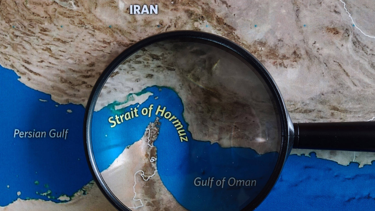 Iranul închide Strâmtoarea Ormuz pentru navigația liberă, ca răspuns la blocada SUA