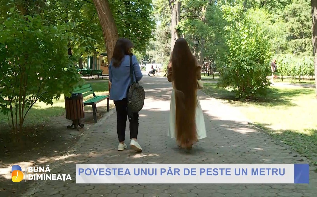 VIDEO | Femeia cu părul până la călcâi ce întoarce toate privirile la Chișinău: Cum își îngrijește podoaba capilară 