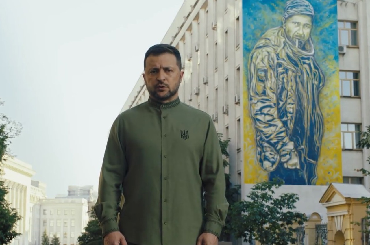 Обращение Владимира Зеленского по случаю Дня независимости на фоне фрески с изображением солдата, уроженца Республики Молдова, расстрелянного россиянами