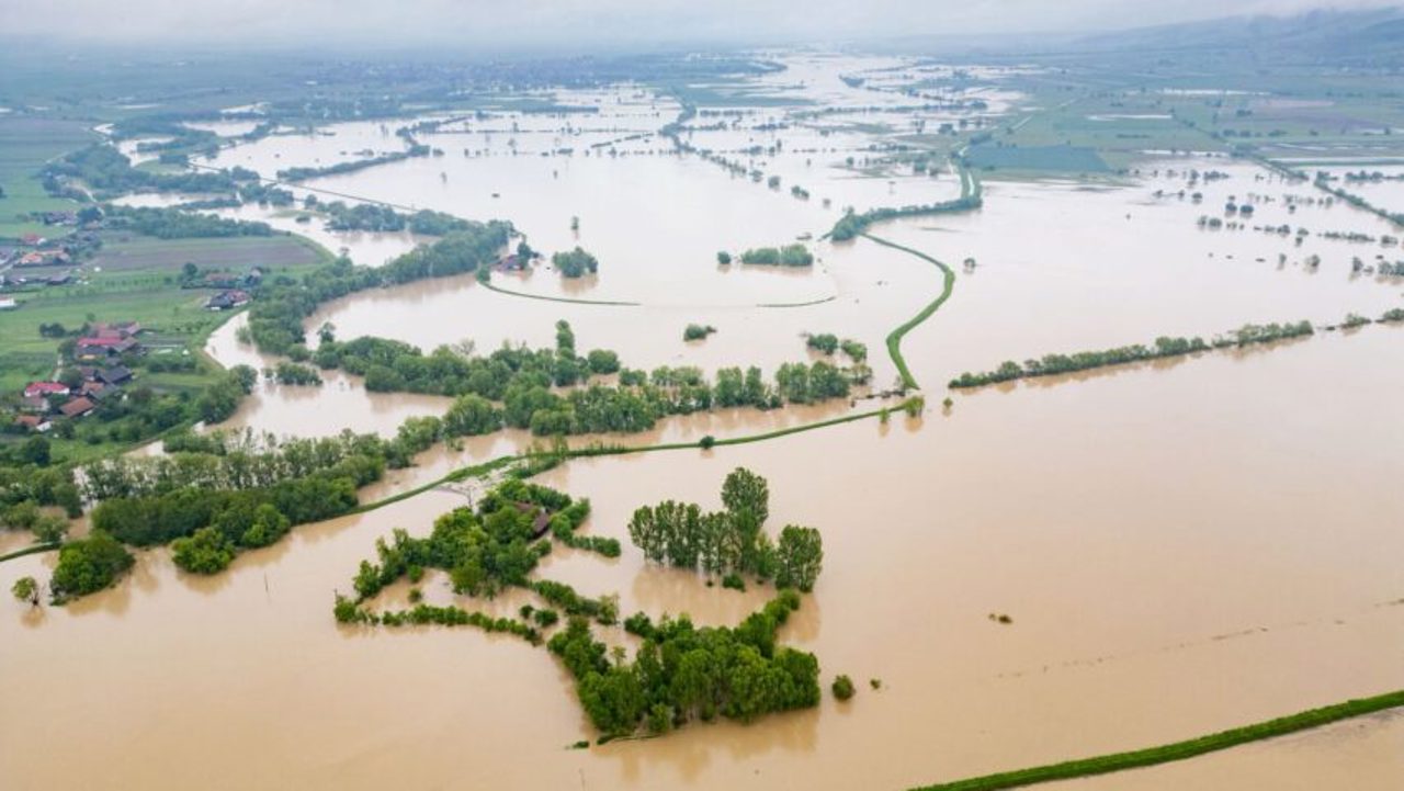 România: Viiturile fac ravagii în mai multe județe. Situație critică în zonele afectate
