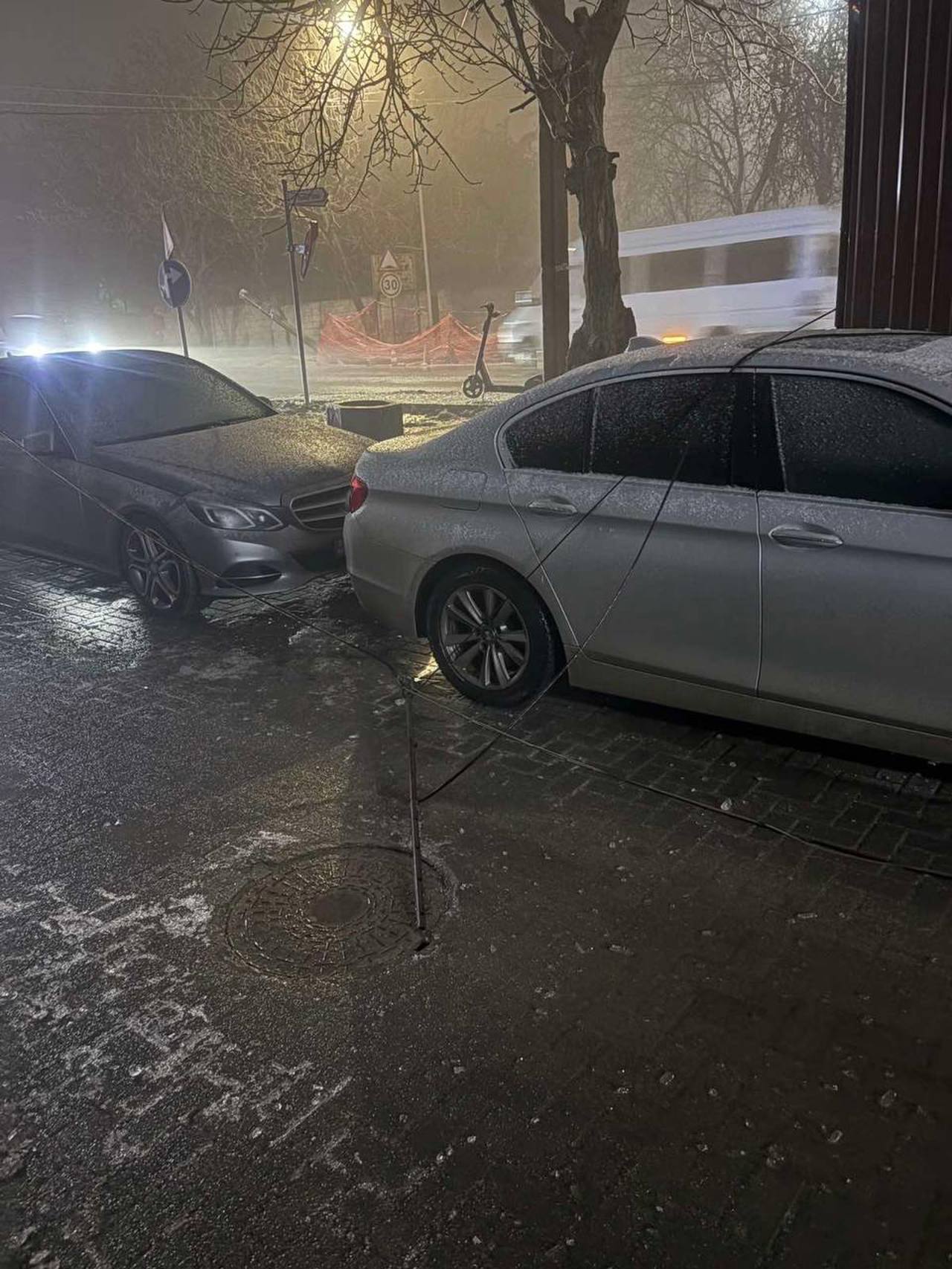 Condițiile meteo cresc riscul de rupturi de conductoare electrice, atenționează Ministerul Energiei