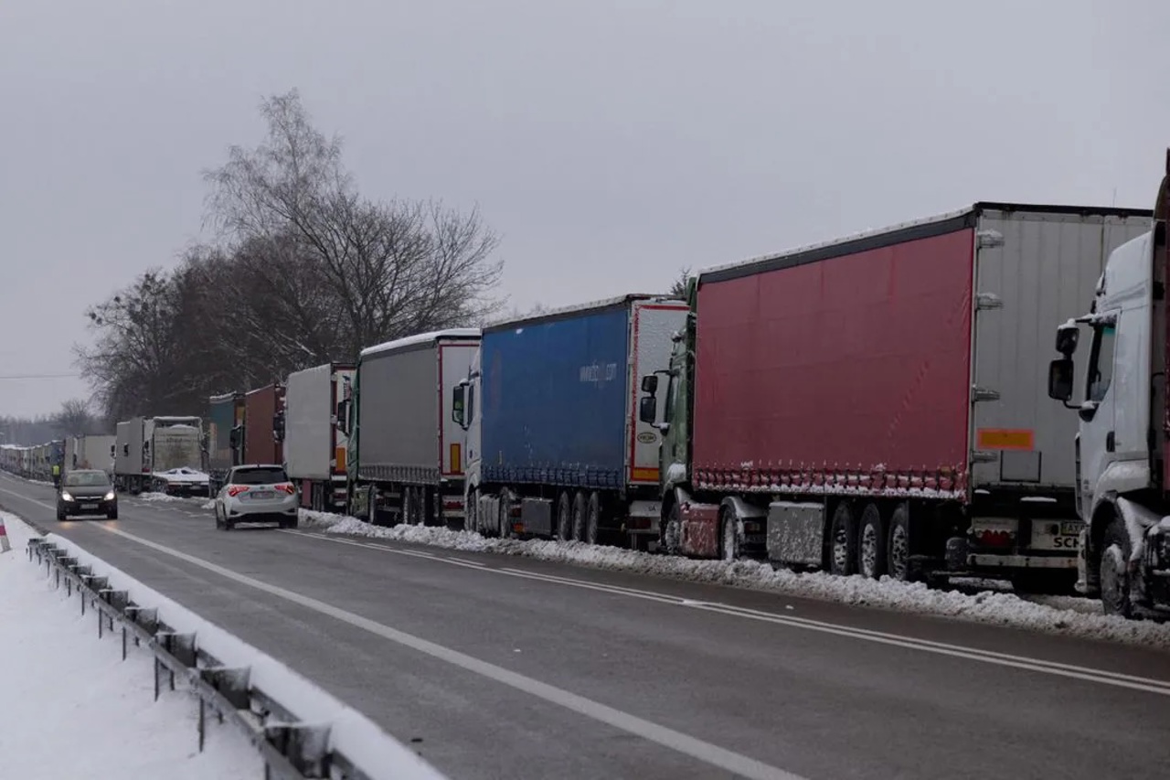 Polish border clashes: Farmers pause, truckers squeeze Xmas traffic