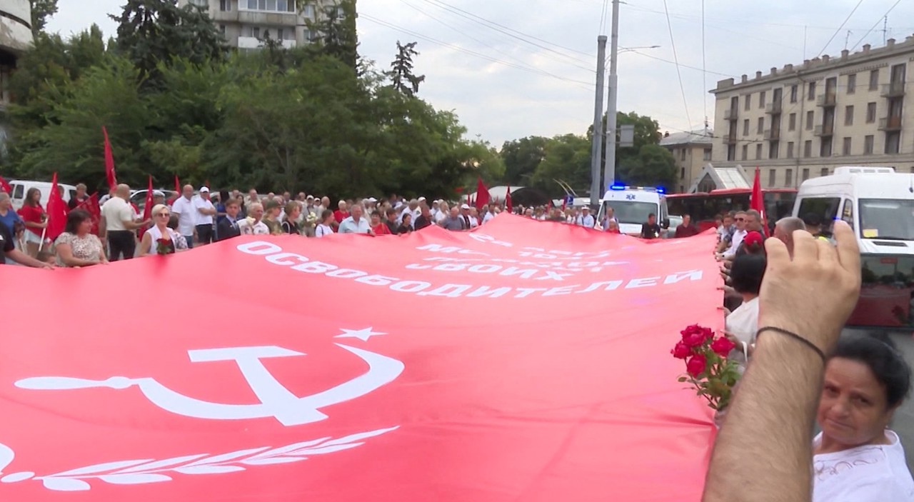 Marș în centrul capitalei: Comuniștii au comemorat operațiunea Iași-Chișinău