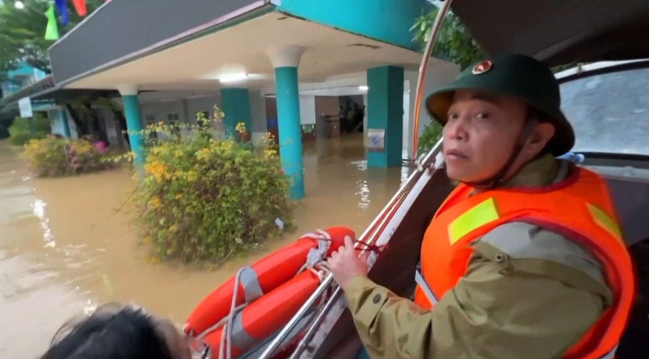 Inundații de proporții în Vietnam: mii de locuințe sub ape, nouă persoane decedate