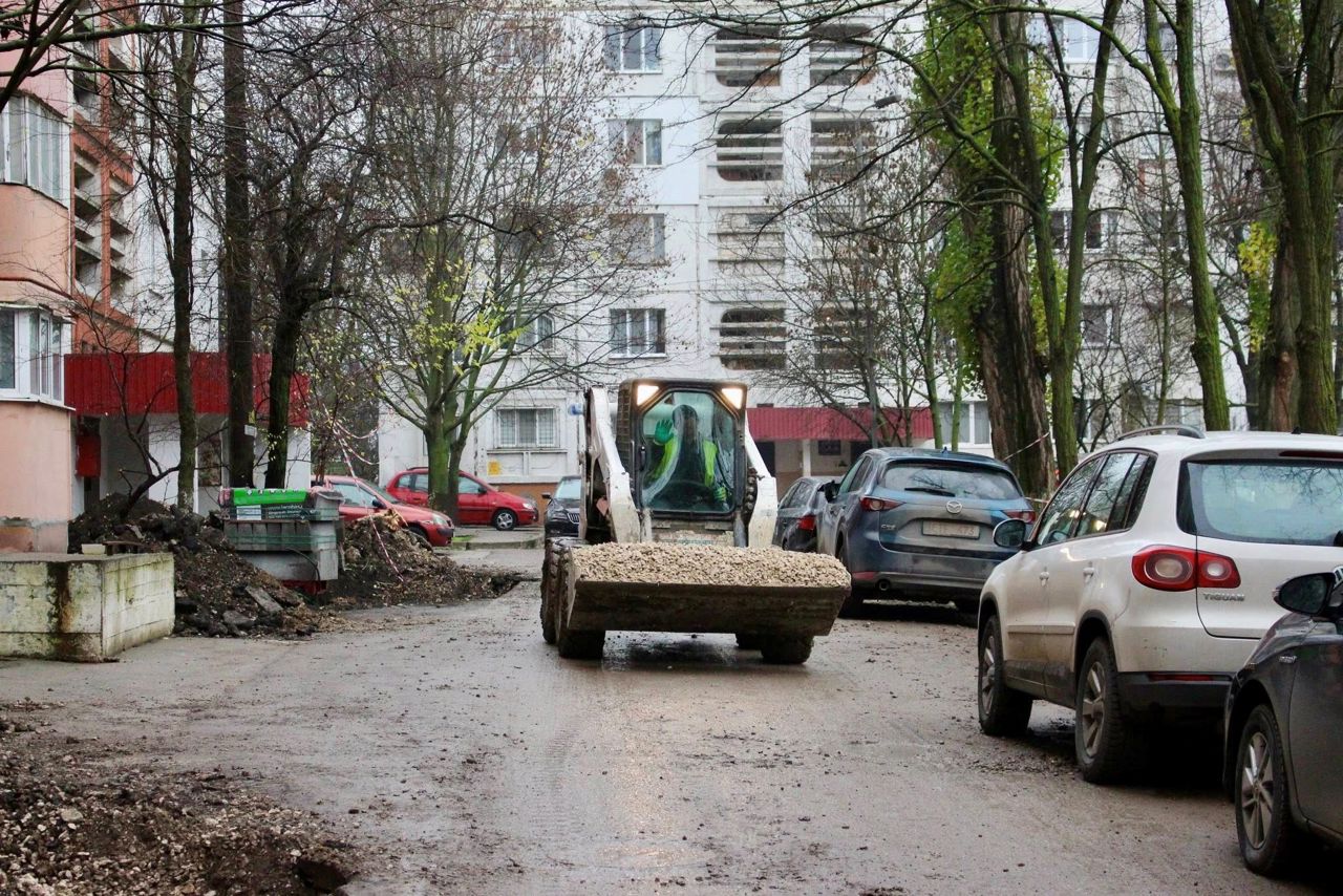 Programul „Curtea Europeană”, blocat de iarnă: locatarii din Ciocana reclamă lucrări abandonate