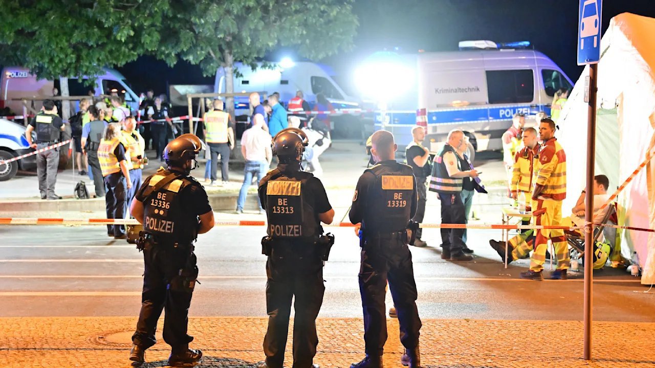 O mașină a intrat în mulțime la parada Gay Pride din Berlin: Un mort și 16 răniți, șoferul este căutat   