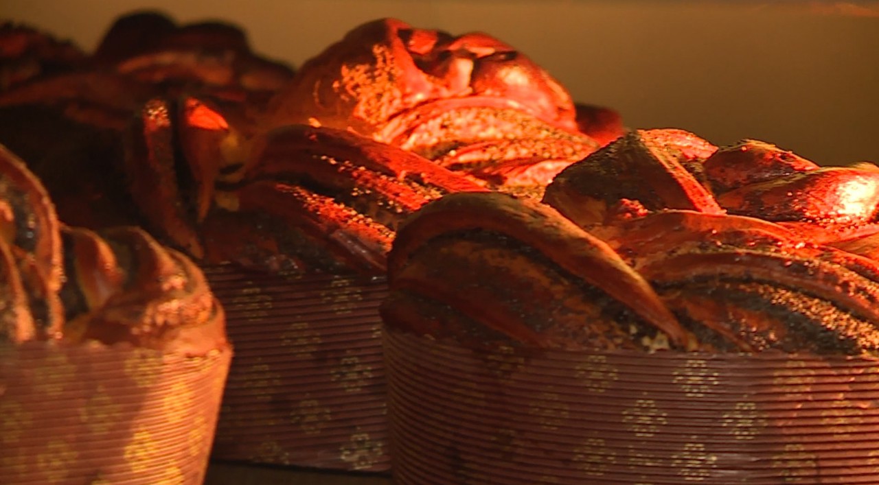 Cozonacii și pasca, pregătite cu maia într-o brutărie artizanală, după rețete moștenite de-a lungul timpului