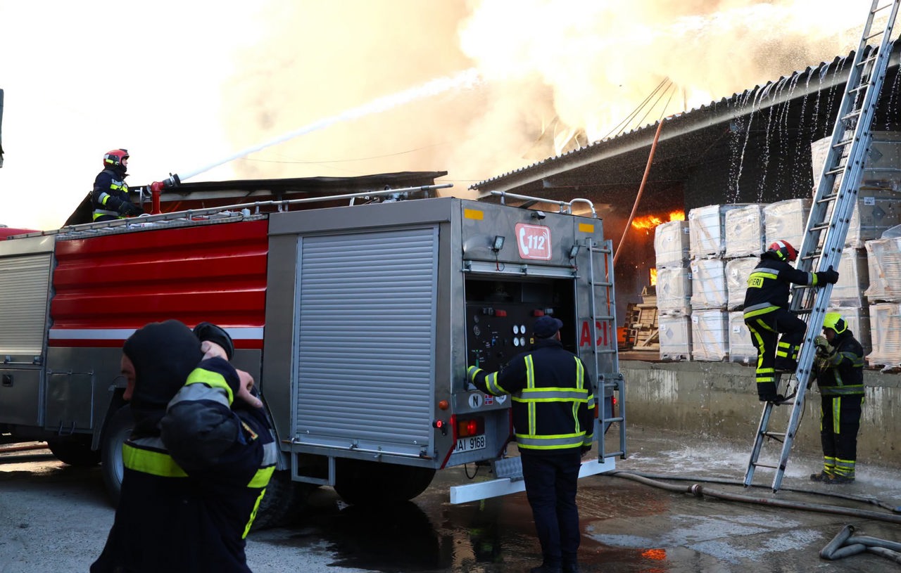 Incendiul de la depozitul de pe strada Uzinelor, lichidat după 24 de ore: Specialiștii încearcă să afle de la ce au pornit flăcările