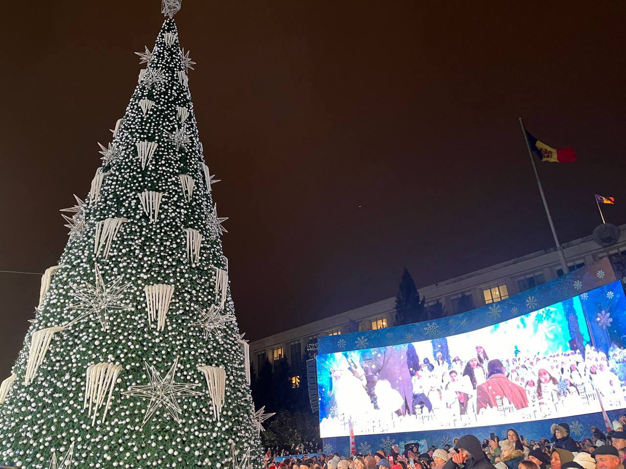 Chișinău Christmas market opens with 15-meter tree and festive atmosphere