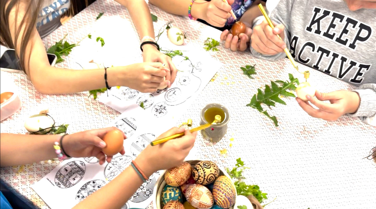 Diaspora din Madrid păstrează vii tradițiile de Paști: Ouă încondeiate cu ceară și vopsele naturale