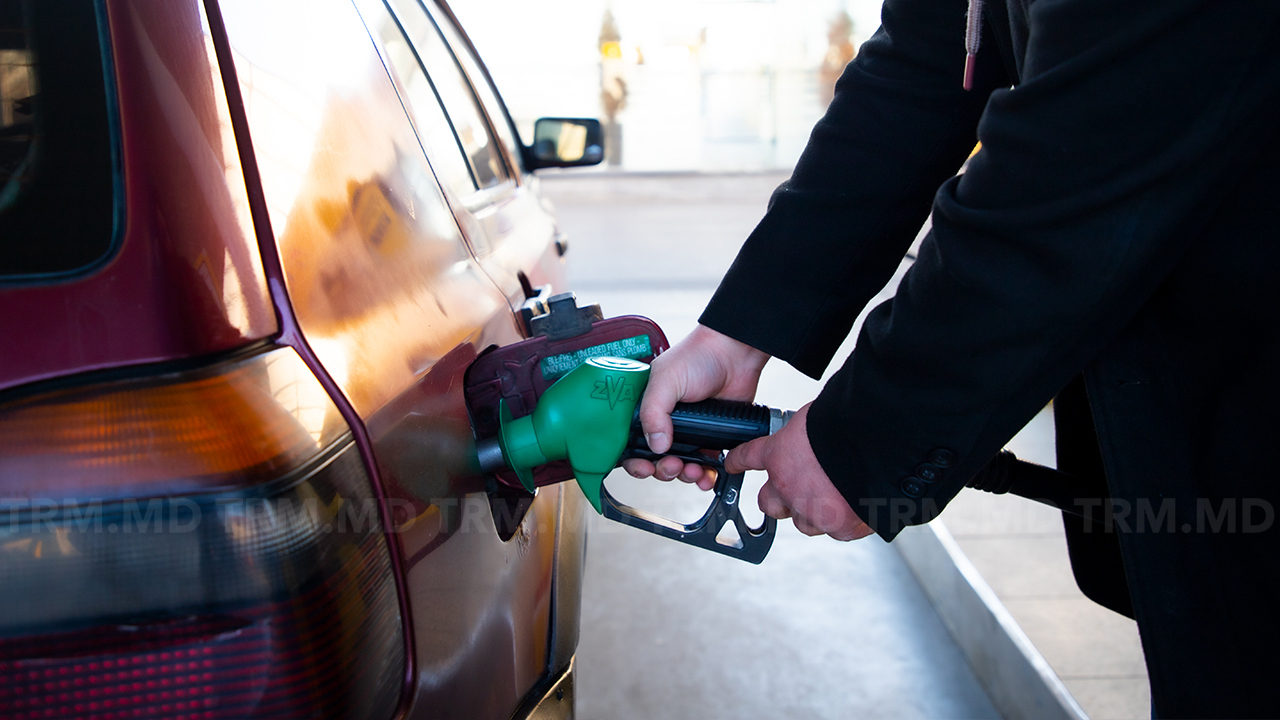 Noi scumpiri la pompă. Cât vor costa carburanții joi