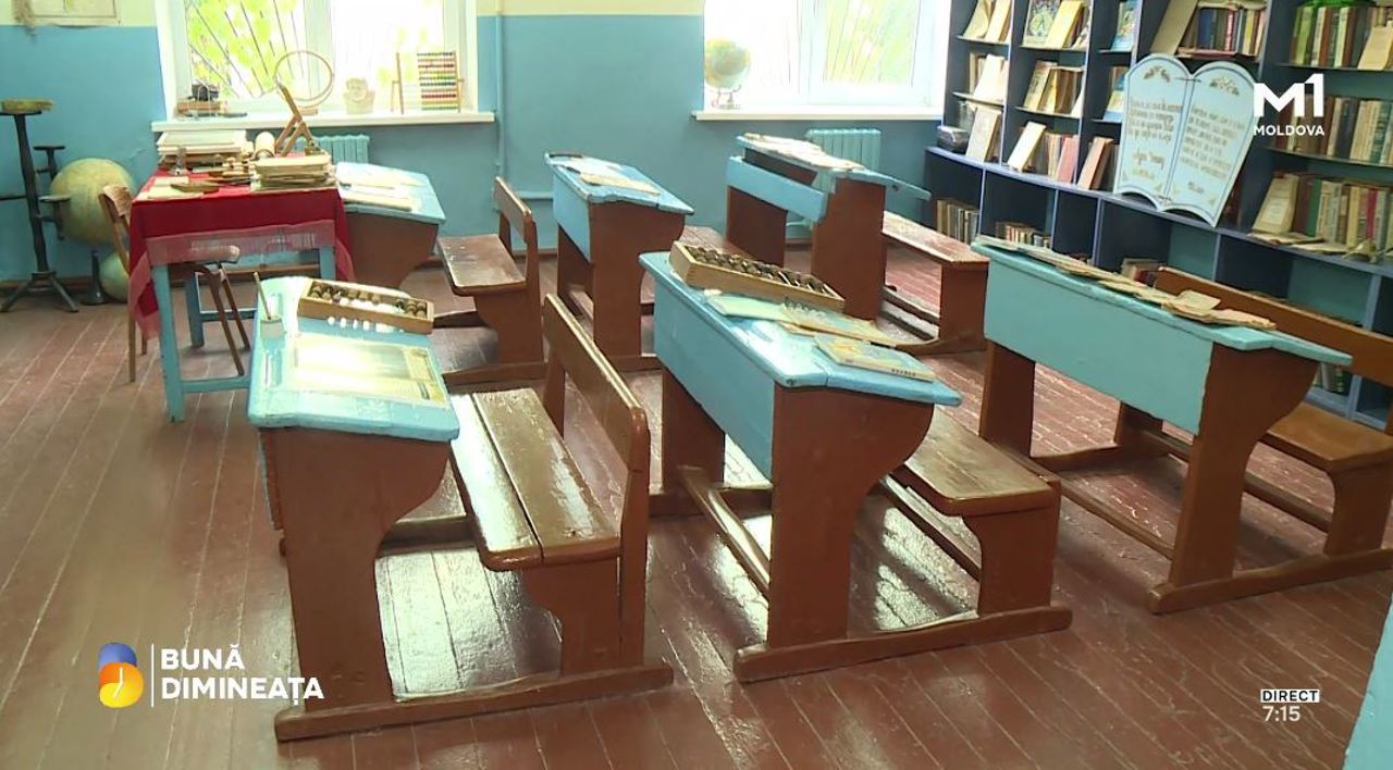 VIDEO | Arc peste timp: O sală de clasă de altădată, cu abecedare și călimări, reconstituită la un muzeu din R. Moldova 