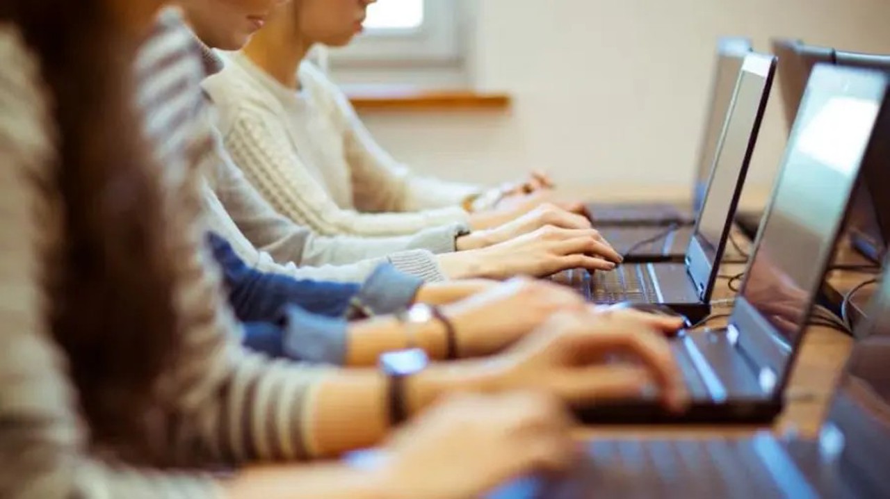 Specialist în educație: Excesul de tehnologie poate duce la „autism social” în rândul elevilor