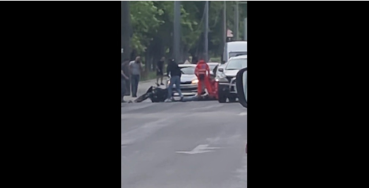 Accident grav în capitală: Un motociclist de 18 ani, transportat la spital