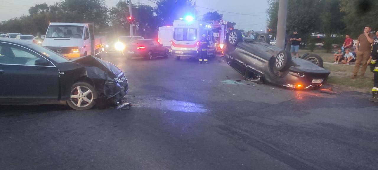 Grav accident în capitală: trei persoane, transportate la spital