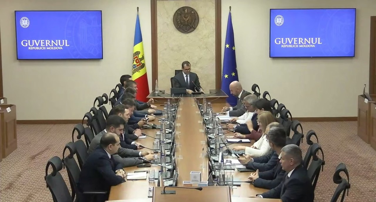 Politica fiscală 2027, aprobată de Guvern: 5.1 miliarde de lei în plus la buget, TVA de 12% pentru HoReCa și câte 12 lei pentru coletele din străinătate