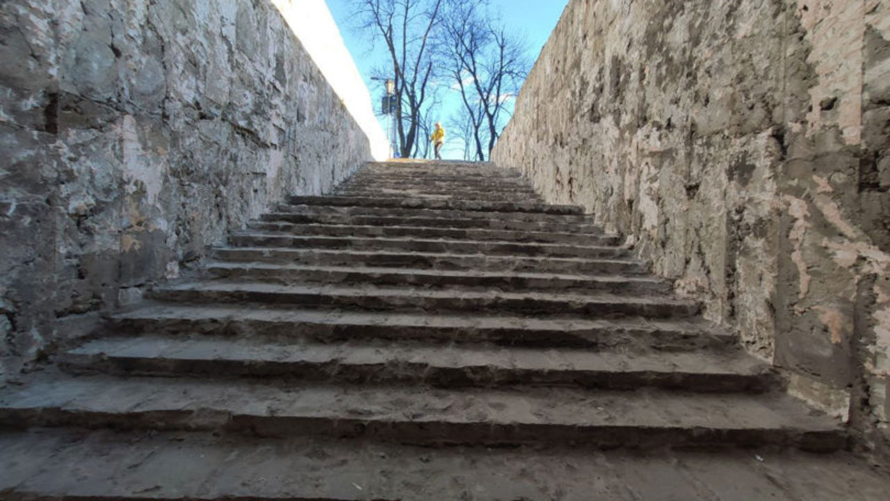 Două subterane din centrul Chișinăului sunt în reparație. Oamenii spun că lucrările ar trebui făcute cât mai repede 