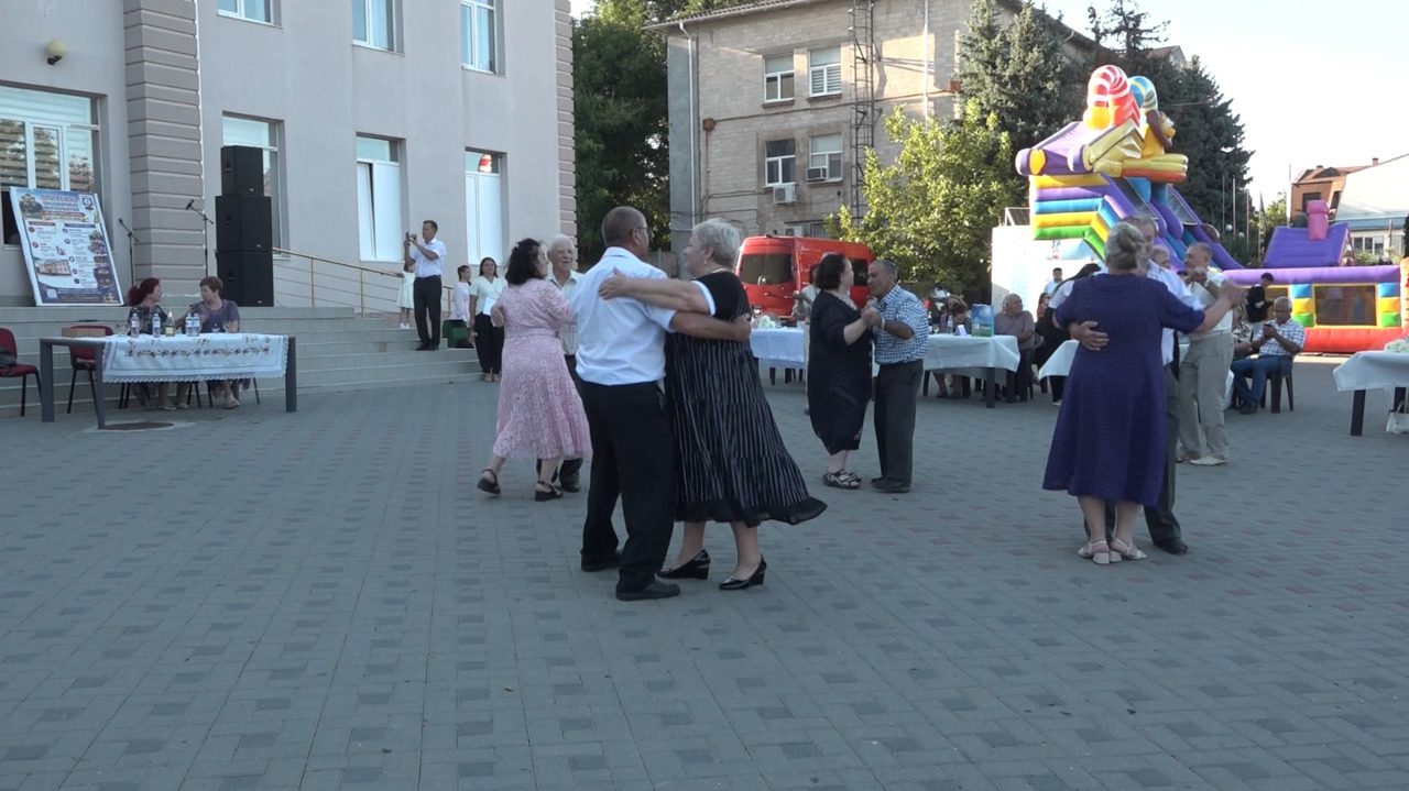 Cele mai longevive cupluri din Comrat, omagiate după 50 și 60 de ani de căsnicie